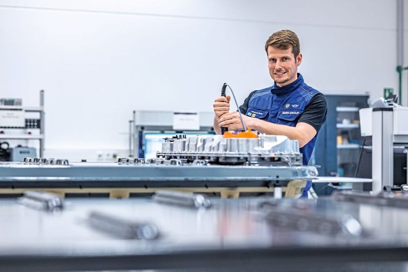 Montage der Hochvoltbatterien im BMW Group Werk Irlbach-Straßkirchen. (Bild: Armin Weigel)