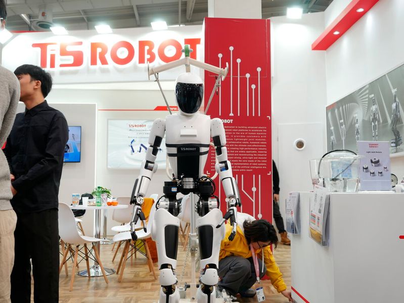 Auch humanoide Roboter waren vermehrt präsent auf der Messe. Dieser wurde von einem jungen chinesischen Unternehmen namens Ti5 Robot aus Shanghai entwickelt. Er soll besonders robust und günstig sein.  (Bild: Sandro Kipar/VCG)
