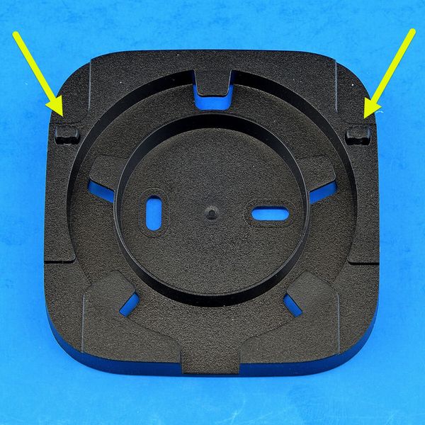 Wandmontage-Platte: An den zwei Noppen wird das Telekom Glasfaser-Modem 2 eingehängt. (Bild: Harald Karcher)