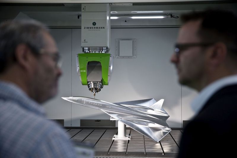 Moulding Expo 2015: CNC-Portalfräsmaschine der Fa. Zimmermann GmbH am Stand 4D52 (Bild: Landesmesse Stuttgart GmbH / Uli Regenscheit)