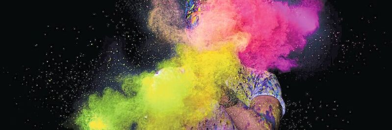Bunt, leicht, farbenfroh – diese Eigenschaften verbinden die meisten Menschen mit Holi-Farbfestivals. Auf den eindrucksvollen Festivalbildern ist gut zu sehen, wie schnell und weit sich die kleinen Partikel in der Luft ausbreiten.