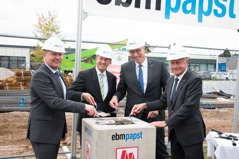Grundstein für den Standortausbau v.l.n.r. Raymond Engelbrecht (Geschäftsführer EBM-Papst St. Georgen), Benedikt Bisping (Bürgermeister Stadt Lauf), Eckhard Brandt (Werkleiter EBM-Papst Zeitlauf), Norbert Reh (Stellvertreter Landrat). (EBM-Papst)