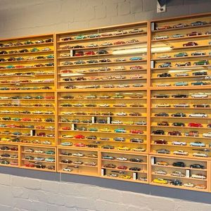 Der Maßstab 1:43 ist die weltweit beliebteste Sammlergröße für Modellautos. Ein echtes Auto mit einer Länge von 4,50 Metern ist in diesem Maßstab exakt 10,5 Zentimeter lang. Diese handliche Größe bietet den perfekten Kompromiss aus hoher Detailtreue und geringem Platzbedarf in der Vitrine.(Bild:  PS.Speicher)