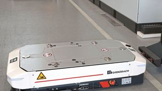Das fahrerlose Transportfahrzeug OL1200S von Grenzebach kann auf kleinstem Raum navigieren – dank eines speziellen Lenk-Fahr-Antriebs. (Bild: Grenzebach)