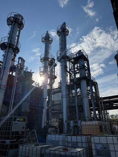 Die neue Kolonne ist seit August 2025 in Betrieb, im Bereich der brennbaren und leicht entzündlichen Lösemittel.  (Bild: Richard Geiss )