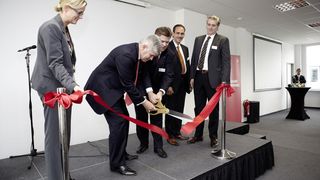 Eröffnung der neuen Deutschland- und Europazentrale von UL: Gitte Schjotz, President UL Europe;  Edward Alford US Generalkonsul; Stefan Schmitt, 1. Stadtrat Neu Isenburg; Andreas Entzeroth, Engineering Director Europe and Latin America, UL; Mirko Bautz, Direktor Vertrieb für Europa & Lateinamerika (v.l.n.r.).  (Bild: UL)