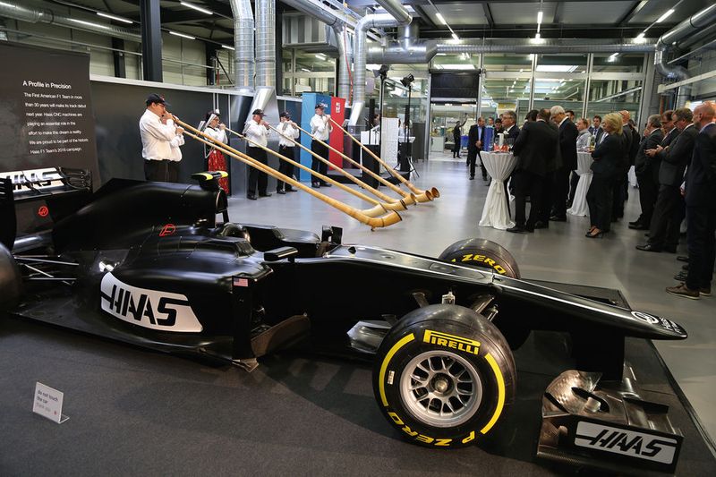Am Grand-Opening im November 2015 die Fabrikeinweihung bei Urma: Urma hat 2002 die Haas-WZM-Vertretung der Schweiz übernommen. Haas wird 2016 in die Formel-1-­Saison mit diesem Fahrzeug einsteigen, angetrieben von einem Ferrari-Motor. (Bild: Matthias Böhm, SMM)