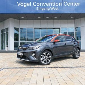 Der 4,14 Meter lange Stonic baut auf der Plattform vom Kia Rio auf, fällt aber wegen seiner ausgeprägten Form der Radkästen...(Bild:  Jens Scheiner/»Automobil Industrie«)