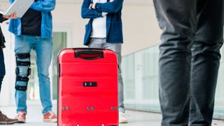 Mit ihrem Prototyp „Smartcase“ nehmen die Bachelor-Studenten Joshua Arens (l.), Nick Kempel (2.v.l.), Joshua Summa (3.v.l.) und Till Mertin ab 28. Oktober am Cosima-Wettbewerb in Berlin teil. (Oliver Dietze)