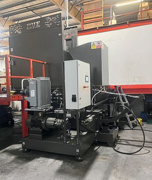 UTM Limited hat eine altgediente RUF-Presse durch eine neue RUF 11/5000/60 ersetzt. Während des Austauschs der Anlage, die fest in den Fertigungsprozess integriert ist, konnte die Produktion ohne Unterbrechung weiterlaufen.  (Bild: RUF Maschinenbau GmbH & Co. KG)