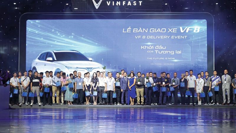 Insgesamt 100 Fahrzeuge wurden an Kunden übergeben. (Bild: Vinfast)