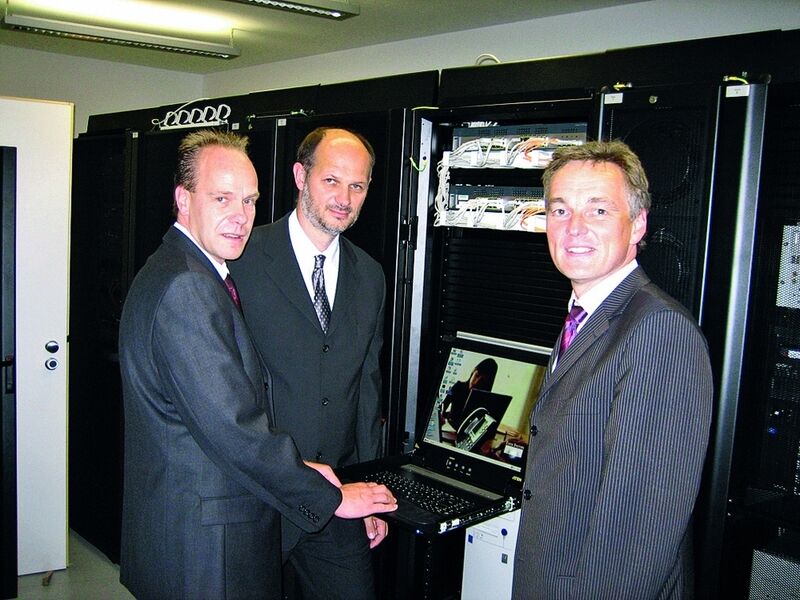 Jens Kraushaar und Pawel Drwal demonstrieren Jens Caspary (rechts), die Vorzüge der VoIP-Lösung. (Archiv: Vogel Business Media)