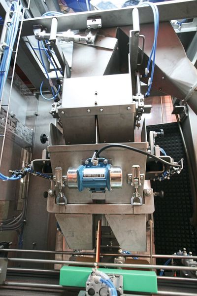 Die maßgefertigte Verteil- einheit unter der Waage befüllt präzise immer zwei Verpackungen zugleich. (WLC)