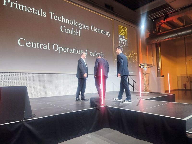 PROCESS-Chefredakteur Jörg Kempf gratuliert den Gewinnern in der Kategorie Prozessautomatisierung... (Bild: PROCESS/Stephan)