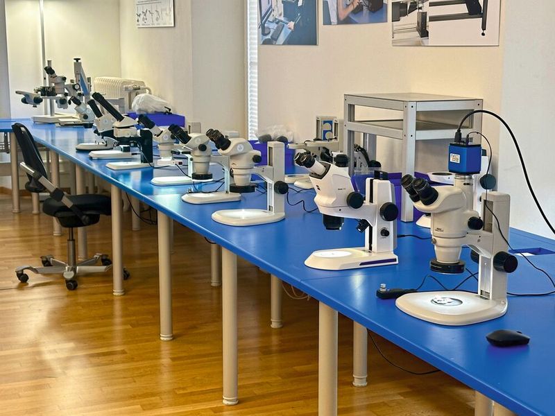 Binoculaires dans le showroom de Ryf AG à Granges. (Source : MSM)