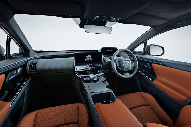 Ein großes Display dominiert die Mittelkonsole, auffällig ist das weit zurückversetzte Kombiinstrument. (Bild: Subaru)