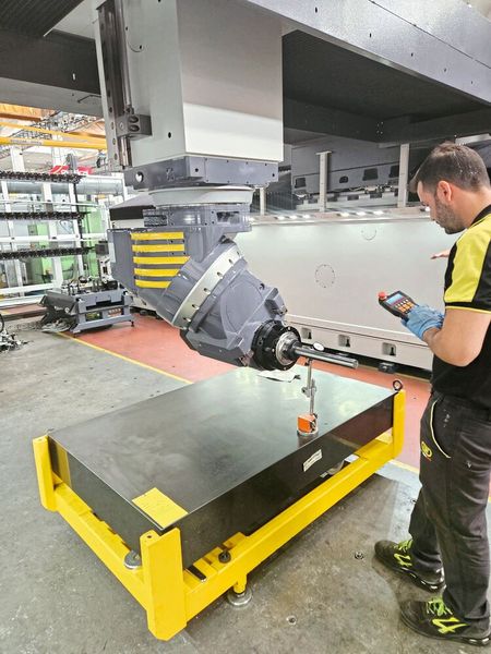 Im Bild rechts: Vorabnahme der Dinox 350 IAT im FPT-Werk, die ab Februar 2026 für Grosskomponenten in der neuen und klimatisierten Produktionshalle der IBOR AG zur Verfügung steht. Hierbei handelt es sich um eine hochmoderne 5-Achsen-CNC-Fräsmaschine mit verfahrbaren Querbalken in Gantry-Bauweise. Mit einem Eigengewicht von 85 Tonnen und beeindruckenden Bearbeitungsdimensionen von X = 6000 mm, Y = 4000 mm und Z = 1500 mm ist sie für Schwerzerspanung und Hochgeschwindigkeitsschlichten geeignet. (Bild: IBOR AG)