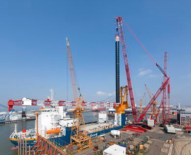 Der erste Platz geht an den Raupenkran von der Liebherr-International Deutschland GmbH, den Liebherr LR 13000 mit einer Gesamthöhe von 245 Metern und einer maximalen Traglast von 3.000 t. Damit ist er genauso hoch wie der Thyssenkrupp-Testturm.  (Liebherr)