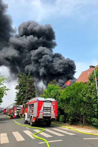 Die Rauchsäule am Brandort war kilometerweit zu sehen. (Bild: Kreispolizeibehörde Gütersloh)