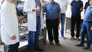 Eines der deutschlandweit besten Konzepte für nachhaltige Kreislaufwirtschaft wird in den nächsten fünf Jahren an der Hochschule Merseburg umgesetzt: Professor Mathias Seitz (2.v.l.) und sein Team freuen sich über diese große Chance. (Bild: Hochschule Merseburg)