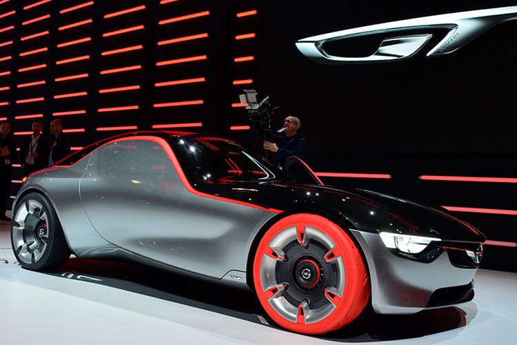 Designstudie „GT“ aus Rüsselsheim – große Emotionen und Extrapunkte für die farbigen Reifen. Lieber hätten wir von Opel aber ein realitätsnäheres Konzept für ein erschwingliches Sport-Coupé gesehen.  (Rehberg)