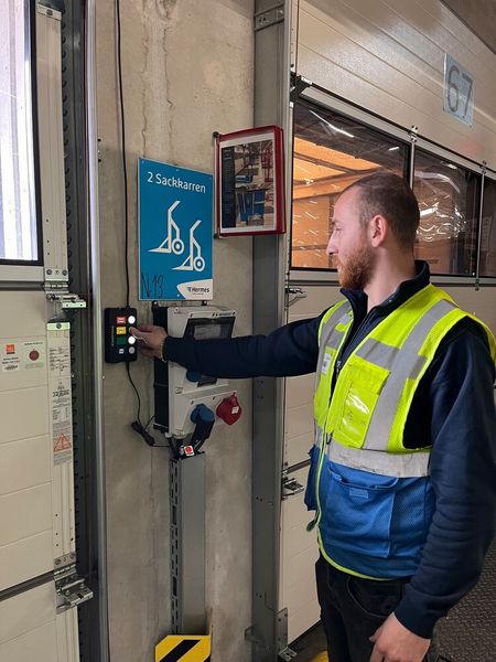 Sobald ein LKW beladen ist, muss eine Führungskraft die Freigabe erteilen. Dank Weassist kann der Mitarbeitende per Knopfdruck Unterstützung anfordern und muss nicht umherlaufen. (Bild: Werma)