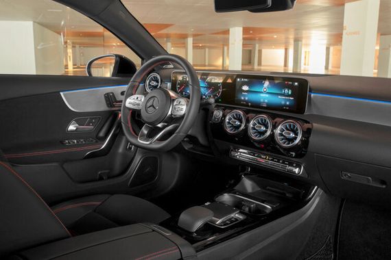 Das Cockpit wird vom Fünftürer übernommen.