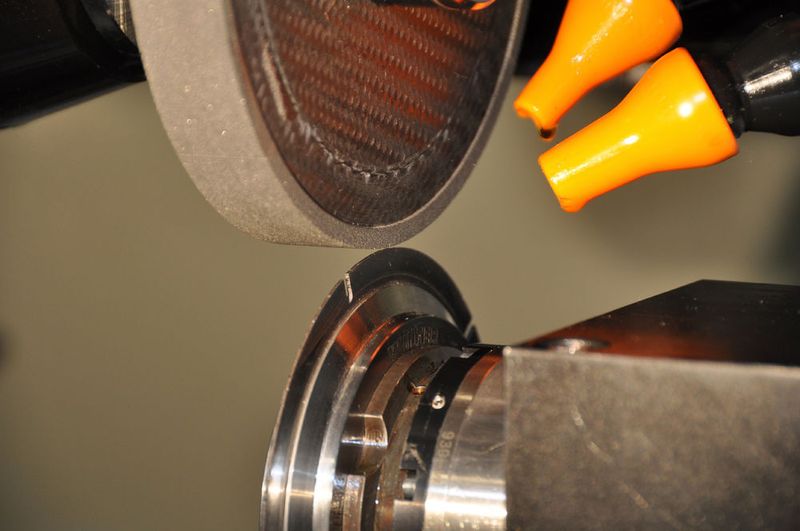 Die CNC-gesteuerte Formrolle Winter DDScut mit unterbrochenem Belag erzielt bei konstant gehaltenen Abrichtparametern eine größere Wirkrautiefe der Schleifscheibe, woraus später im Einsatz verminderte Schleifkräfte resultieren. Darüber hinaus erhöht sich auch die  Profilgenauigkeit. (Bild: Saint-Gobain Abrasives GmbH)