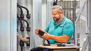 Schraubenlos montiert: Kontakteinsätze mit Click-in-Technologie sparen Zeit beim Konfektionieren. (Bild: Phoenix Contact)