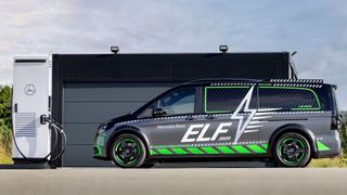 Im Experimental-Lade-Fahrzeug ELF vereint Mercedes Fahrzeug-Innovationen mit infrastrukturellen Konzepten zu einem möglichst einfachen Ladeerlebnis. (Bild: Mercedes-Benz)