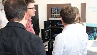 Abb. 1: Auch Hands-on direkt an der HPLC-Anlage war in den Pausen des 2. Praxistages HPLC möglich. (Wahler/LABORPRAXIS)