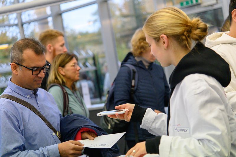 Ab 9 Uhr ging es am 8. Oktober 2025 in der MesseHalle Hamburg-Schnelsen mit dem Check-in für die Besucher los.   Mehr Infos zu den kommenden LAB-SUPPLY-Messen finden Sie auf www.lab-supply.info (Bild: Stefan Stark)