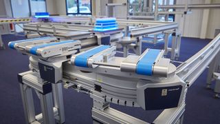 Das Transportsystem „montrac“ ist als Baukastensystem ausgeführt. Verschiedene Typen von Transport-Shuttles fahren auf einem verzweigten Monoschienensystem aus Aluminium. (Montratec)