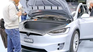 Eine grosse Attraktion für die Besucher der International Sulution Days 2017 von GF Machining Solution war der Tesla Modell X. (Anne Richter, SMM)