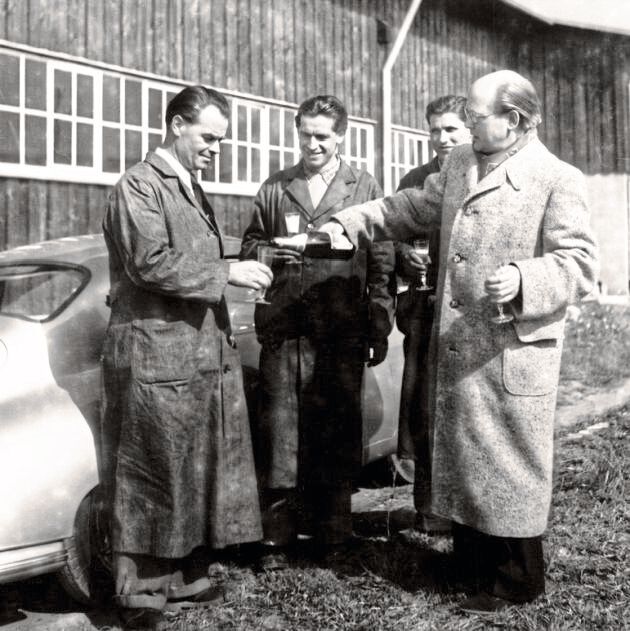 Vor 70 Jahren holte der erste deutsche Porsche-Kunde seinen Wagen in Stuttgart ab – bei Schampus auf der Wiese.