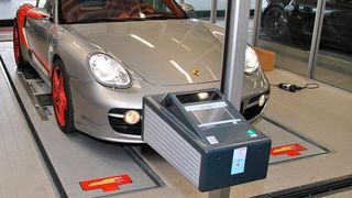 „Mal eben schnell Scheinwerfer einstellen“war gestern. Aktuelle Lichttechnik erfordert entsprechende Prüfgeräte. (Foto: Dominsky)