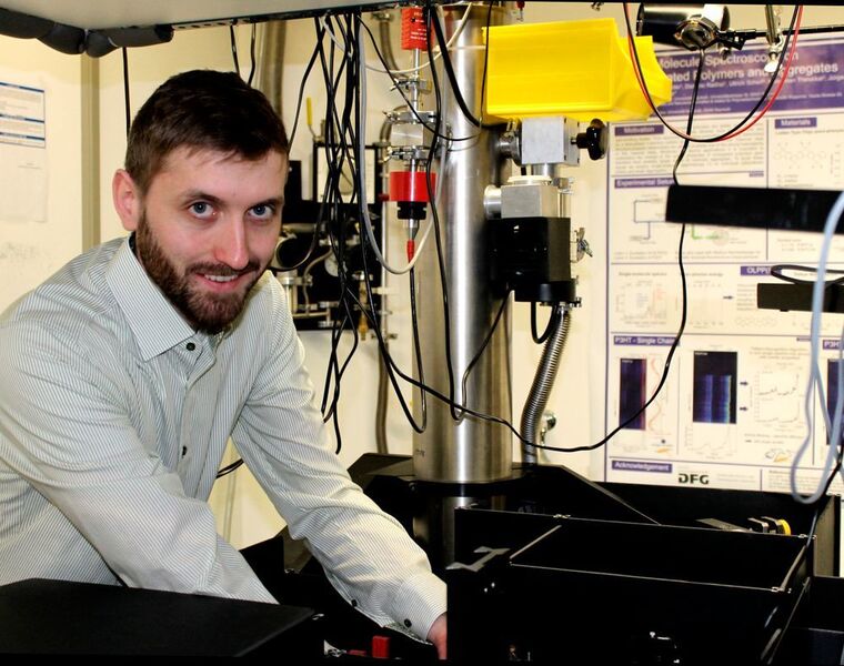 Dominic Raithel M.Sc. bei der Vorbereitung eines Experiments in einem Laserlabor der Universität Bayreuth.   (Christian Wißler)