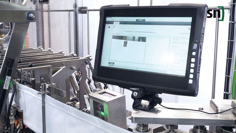 Druckmarkenvermessung in der neuen FMH 80. Die Smart-Kamera ist mit einem zusätzlichen Edelstahlgehäuse versehen. Die Visualisierung erfolgt auf einem Industrietablet. (Leuze)