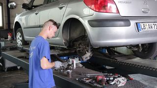 Die Mehrheit der Kfz-Werkstattbetreiber würde vom Kunden mitgebrachte Teile wie Bremsscheiben- und -klötze auf dessen Wunsch ins Fahrzeug einbauen. (Bild: Schreiner/»kfz-betrieb«)