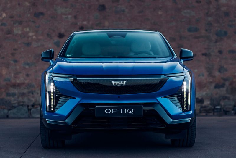 Die vielen Sicken in der Motorhaube des Optiq verleihen der Front Charakter (Bild: Cadillac)