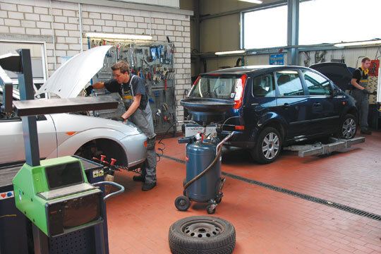 Die Werkstatt verfügt über neun Arbeitsplätze. Zum Serviceangebot zählen auch zeitwertgerechte Reparaturen. (Archiv: Vogel Business Media)