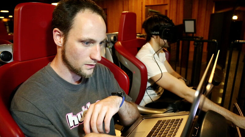 Maximilian Winter (links) begleitet David Kebrich (rechts) während der Achterbahnfahrt am Laptop und überwacht die Synchronität zur virtuellen Welt. (FH Kaiserslautern)