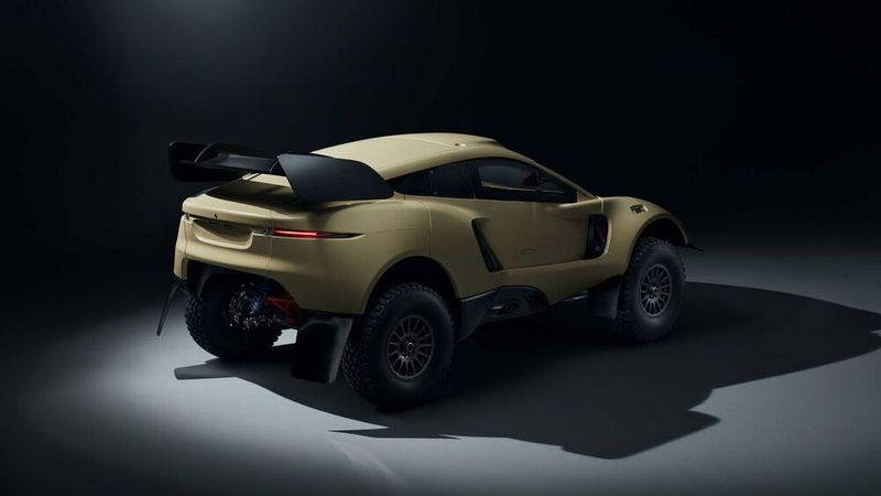 Gut 4,60 Meter ist der hochbeinige Prodrive Hunter lang.  (Bild: Prodrive)