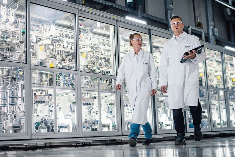 Im Forschungstechnikum der BASF in Ludwigshafen stehen hochautomatisierte Versuchsanlagen zur effizienten Verfahrensentwicklung und zum Testen von Prozess-Katalysatoren zur Verfügung. Betriebsmanager Assistent Dirk Boehm (rechts) und Chemielaborantin Melanie Zier (links) beim Kontrollgang an der Versuchsanlage für Gasphasenhydrierung im Technikum mit digitaler Technologie.  (Bild: BASF SE)