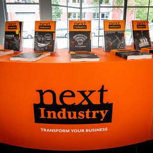 Next Industry beleuchtet je Ausgabe einen Themenschwerpunkt der Digitalen Transformation und leitet daraus die Notwendigen Management-Impulse ab.(Bild:  Stefan Bausewein)