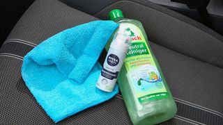 Wer sich sein Auto mit anderen teilt, sollte es desinfizieren. (Bild: SP-X)