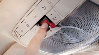 Notrufsysteme setzen eine Datenübermittlung voraus. Lässt sich die Übertragung nicht abschalten, kann das aus Sicht der Nutzer ein Mangel sein. (Daimler)