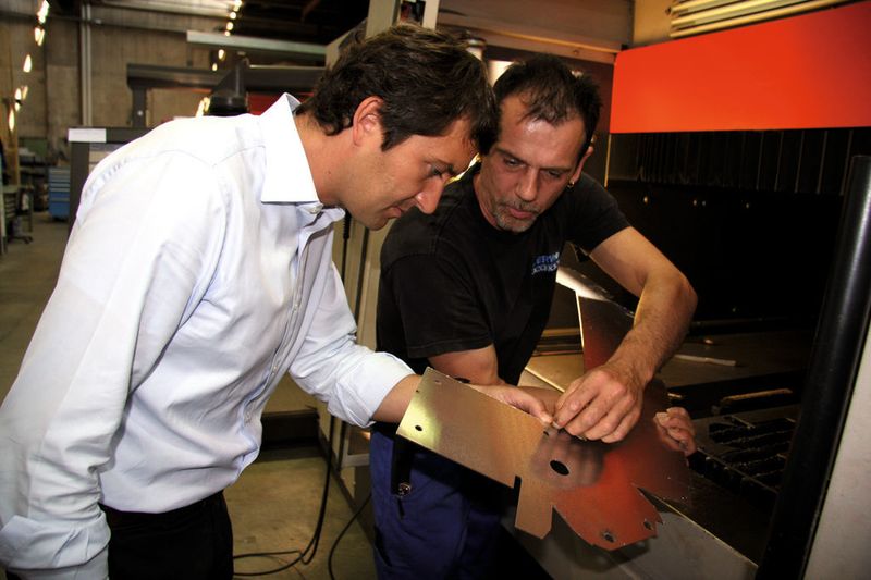 B. Vogelsang mit einem seiner Spezialisten beim Prüfen der Schnittränder eines Bauteils, das per Laser geschnitten wurde.  (Bild: Böhm)