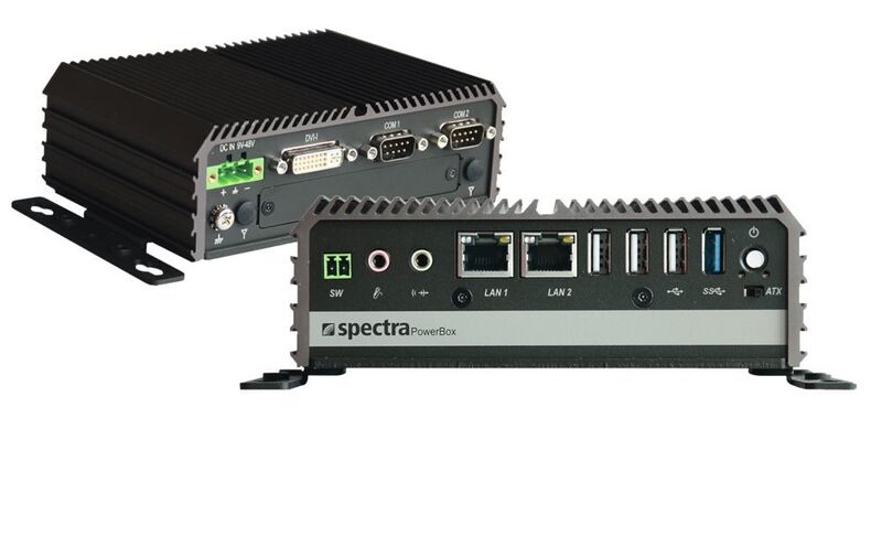 Die Spectra PowerBox100 Serie besteht aus kompakten, lüfterlosen Mini-PCs mit zahlreichen Schnittstellen wie LAN, COM und Mini-PCIe-Sockel für WiFi-, GSM- oder Feldbus-Module für die umfassende Kommunikation in die Prozessebene.  (Spectra)