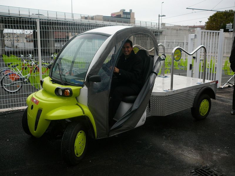 Mit einem Elektroauto werden die Fahrräder zwischen den Stationen transportiert. (Bild: Christian Mercat unter Public Domain)